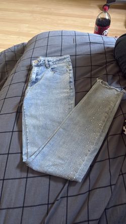 Light Wash Rhinestone Embellished Jeans  (size 5/27)