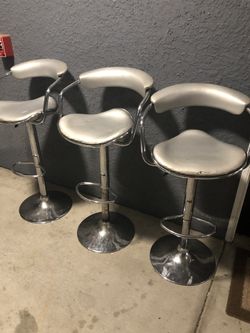 3bar stools lift up and down needs recovering