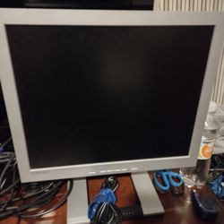 $20 Each 17-in  Computer Monitors PC Monitor Vintage Gaming 