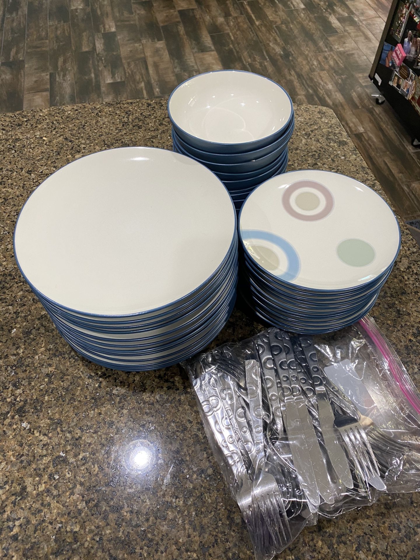 Full dish set. 13 plates, 12 saucers, and 10 bows with full set of
