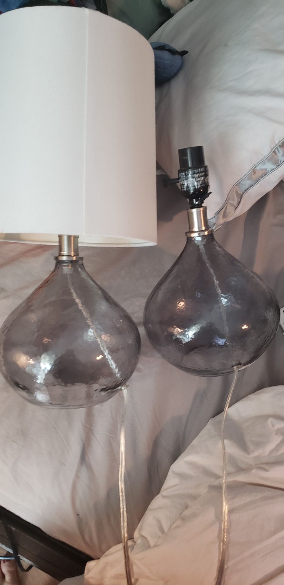 2 glass lamp base with 1 shade