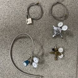 Gas pressure regulators and hoses