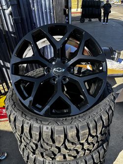SET OF FOUR 22” CHEVY GMC WHEELS AND TIRES