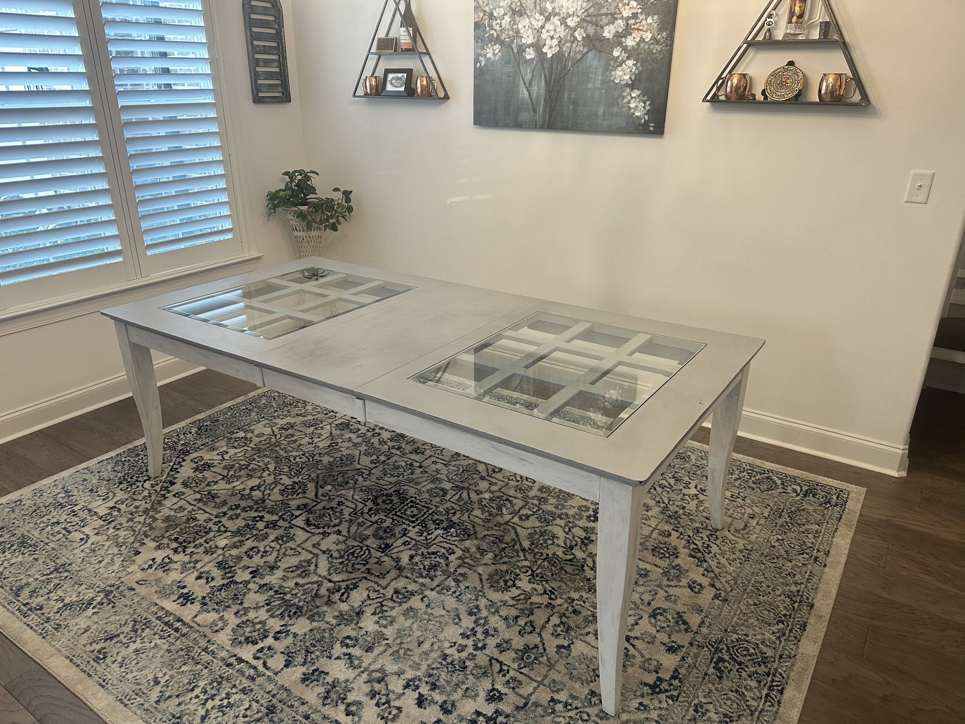Dinning Room Table W/ Leaf To Expand Table