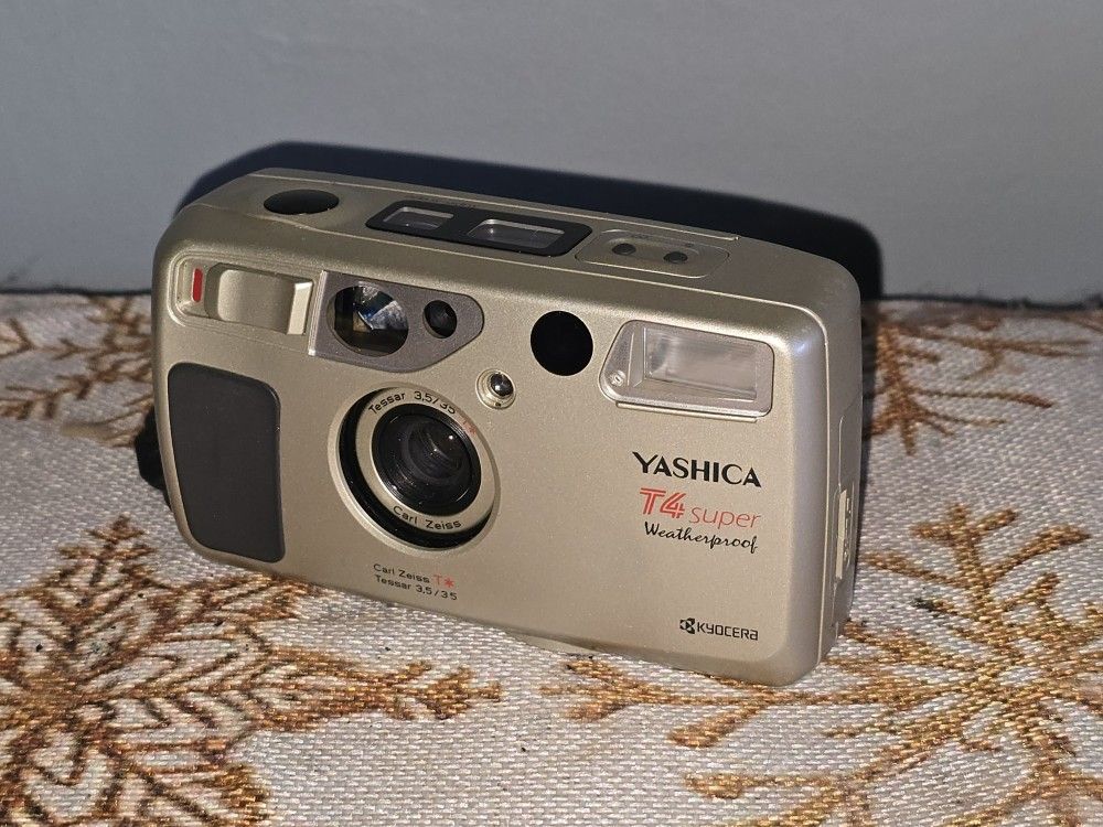 Yashica T4 SuperD 35mm Point & Shoot Film Camera Carl Zeiss T* 3.5/35