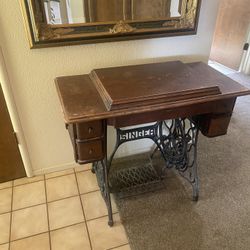 Vintage Singer Sewing Machine/ Pedal Type