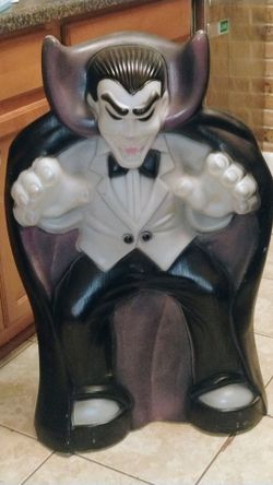 Vintage Empire Count Dracula Blow Mold - 36 inches. Well taken care of - Good condition - Lights up.