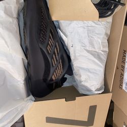 adidas Yeezy 700 v3 ‘Clay Brown’ size - 11M/12.5W Brand New/DS 275$ OBO