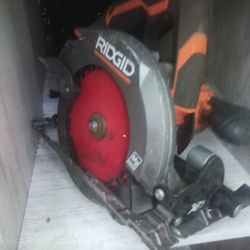 RIGID CORDLESS 18 VOLT CIRCULAR SAW AND RIGID CORDLESS 18 VOLT JOB SITE RADIO 