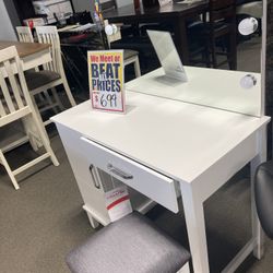 Lovely Vanity 🤍 Easy Financing Available 👍 Free Delivery 🚚 