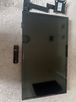 Insignia Flat Screen TV 32” with Remote and Wall Mount
