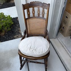 Beautiful antique wooden rocking chair 🪑 in Excellent condition!!