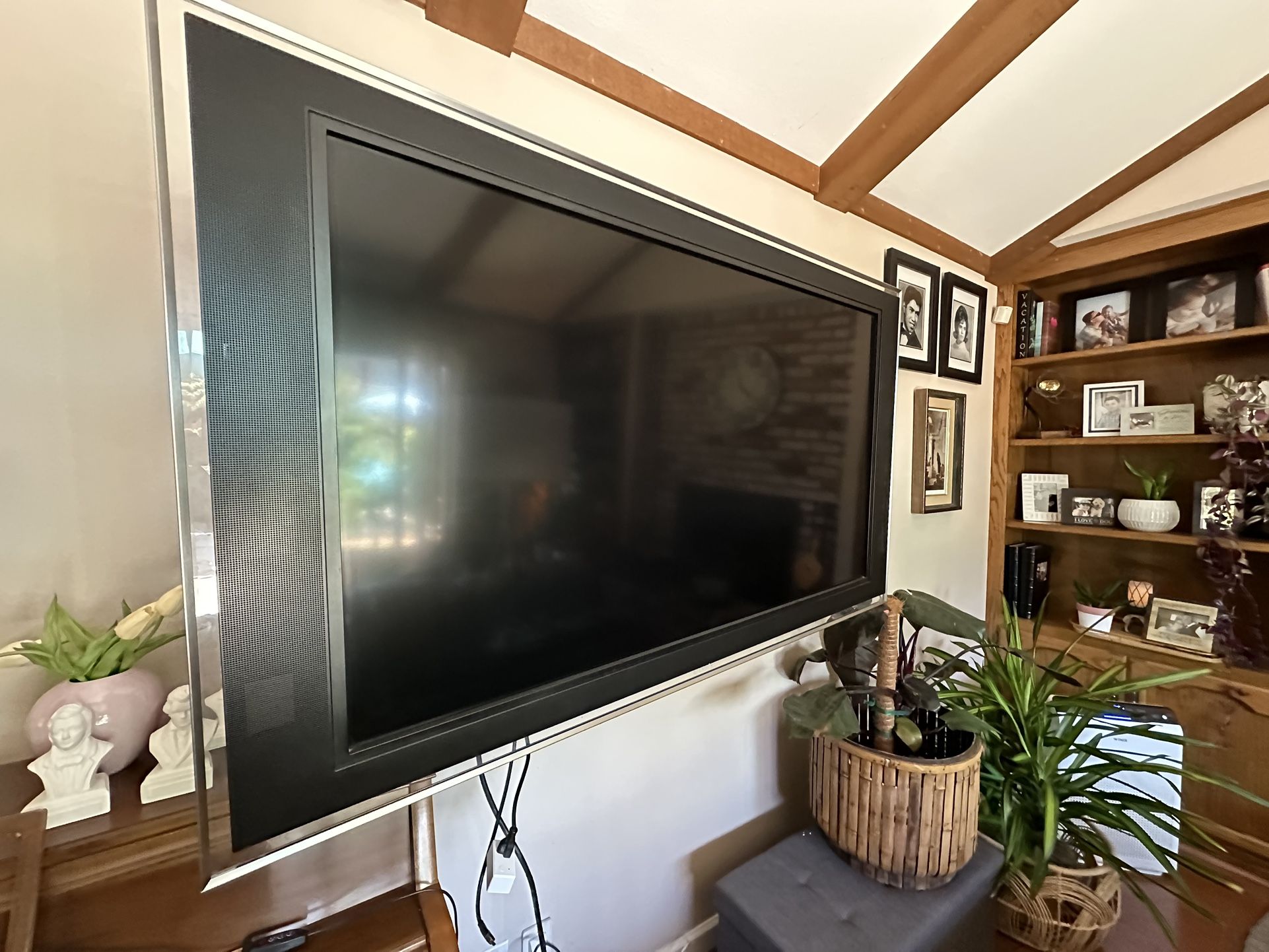 Sony TV  With  Articulating Wall Mount - NICE