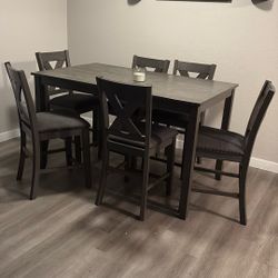 6 Seat Kitchen Table Like New 