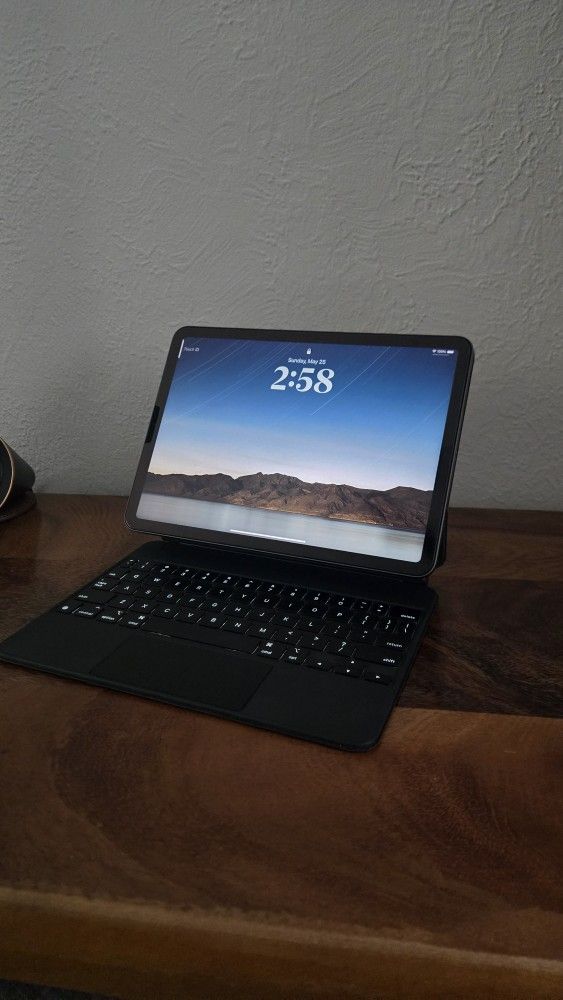 iPad Air 4 + Magic Keyboard Case