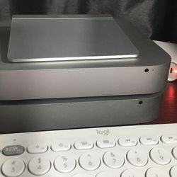 2 MAC MINI ONE WITH MUSIC SOFTWARE & FINAL CUT PRO