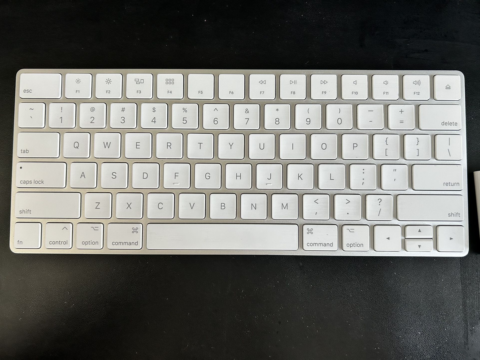 Apple MLA22LL Magic Keyboard - White