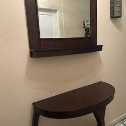 Table and mirror in very good condition