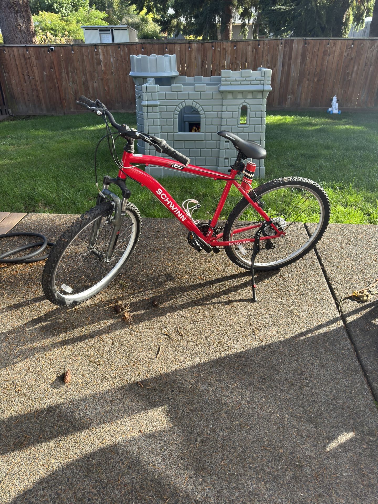 Schwinn Atlas Mountain Bike - BROKEN
