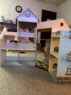 Corner doll house