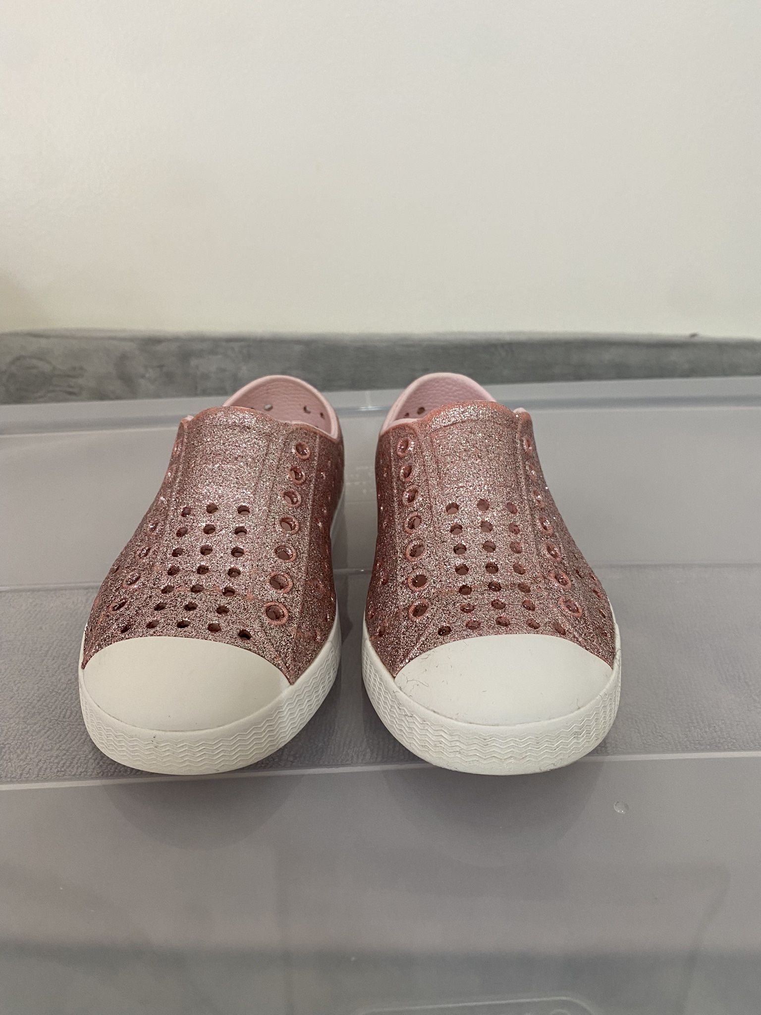 Kids Native Pink Glitter Slip On Sneaker. Sz 8