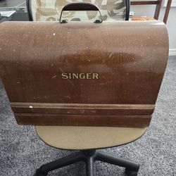 Vintage Singer Sewing Machine with Wood Case