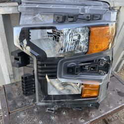 LEFT SIDE HEADLIGHT 2022-2024 CHEVROLET SILVERADO 