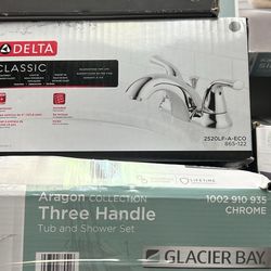 Classic 4 in. Centerset 2-Handle Bathroom Faucet in Chrome 561