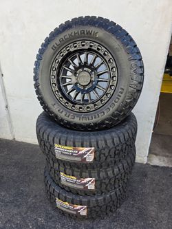 17" LOCK Trail matte black/ gloss lip w/ 32" RT tires