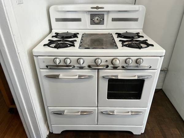 Antique O'Keefe & Merritt gas stove circa mid 1950s