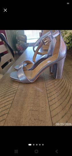 6.5 Naturalizer leather sandals