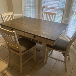 Dining room table with 6 Chairs