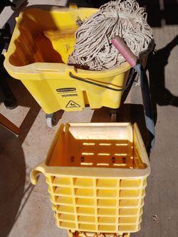 Large Commercial Rolling Mop Bucket & Mop Squeezer & 2 Mop Heads