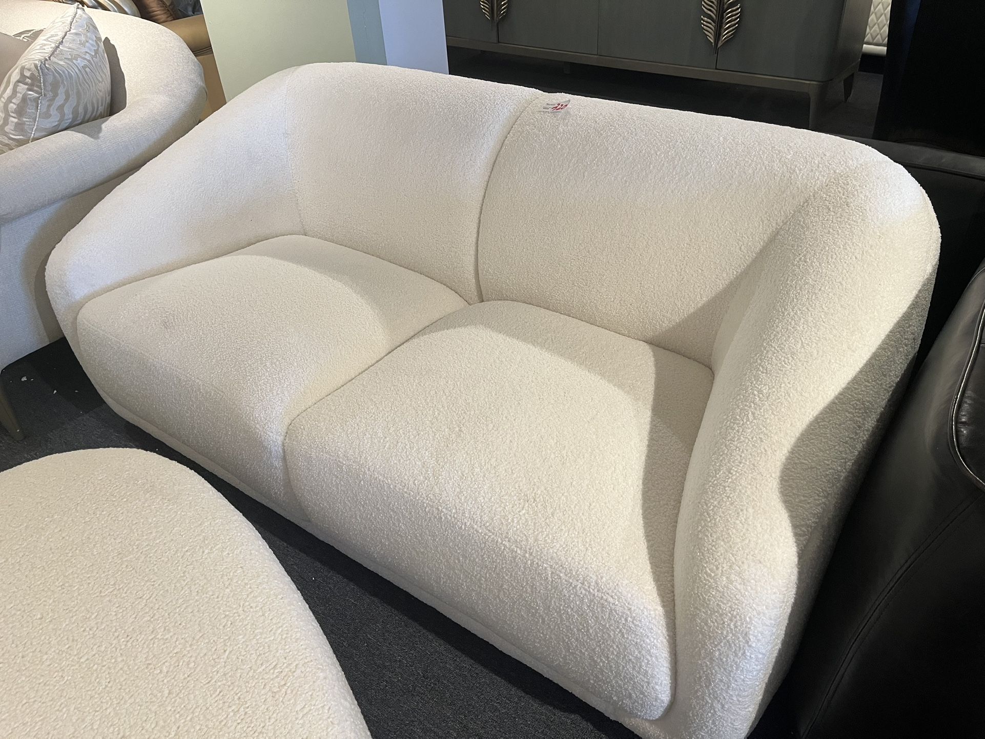 Teddy Velvet Loveseat，$320