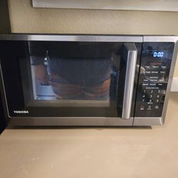 Toshiba 900 watt Microwave 