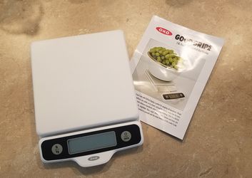 Food scale with pull out display
