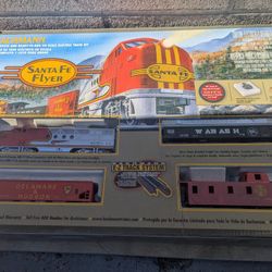 Bachmann 00647 HO Scale Santa Fe Flyer Model Train Set