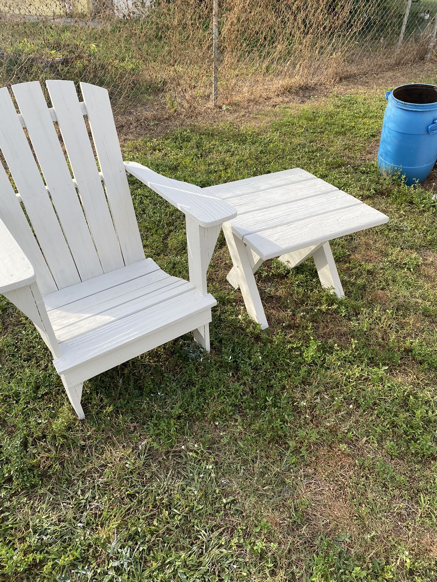 Nice Outdoor Furniture White Wood Chair And Small Table 