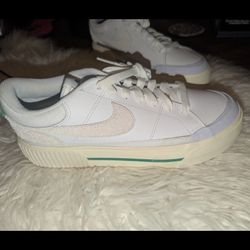 NIKE COURT LEGACY  NEW SIZE 8. 5