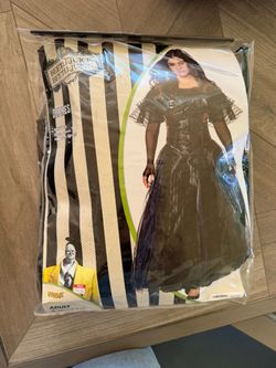Delores costume beetlejuice women’s medium