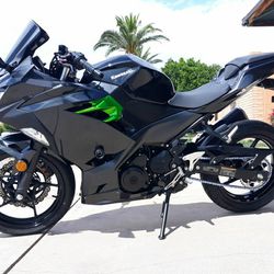 2022 Kawasaki Ninja  400 with 1,186 Org Miles