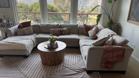 Large U-Shaped Sectional with Chaise – Excellent Condition