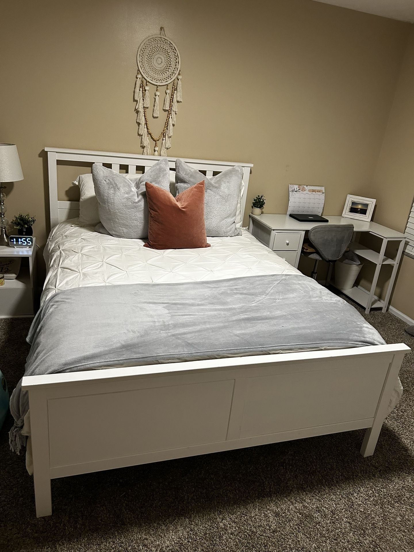 White Queen Bedroom Set With Dresser Mirror And Vanity