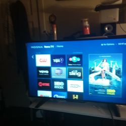 Insignia Roku Smart TV 40" Inch Model: E39G4QNKDWBGNNX Remote control Includes 