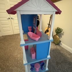 Barbie House with 7 Barbies