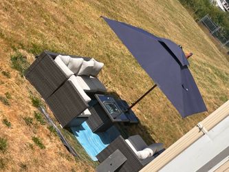 Large patio set complete with large cantilever umbrella and fire table + free propane tank filled