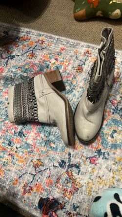 Carlos Santana Size 8 Beige Booties 