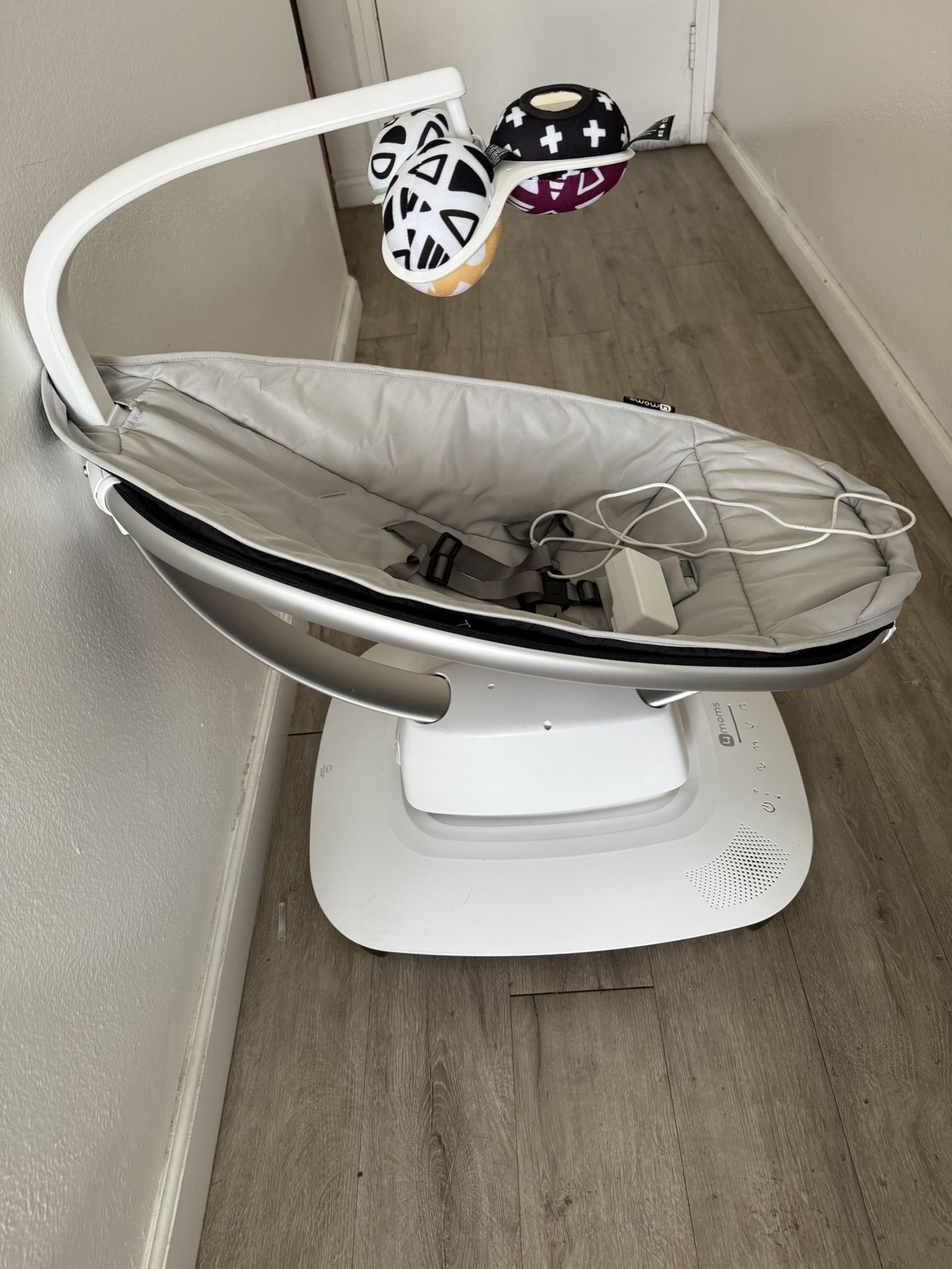 4 MOM Electric Baby Swing