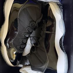 Jordan 11 retro “Space jam” (2016’). Size(11M). Preowned with Og all.