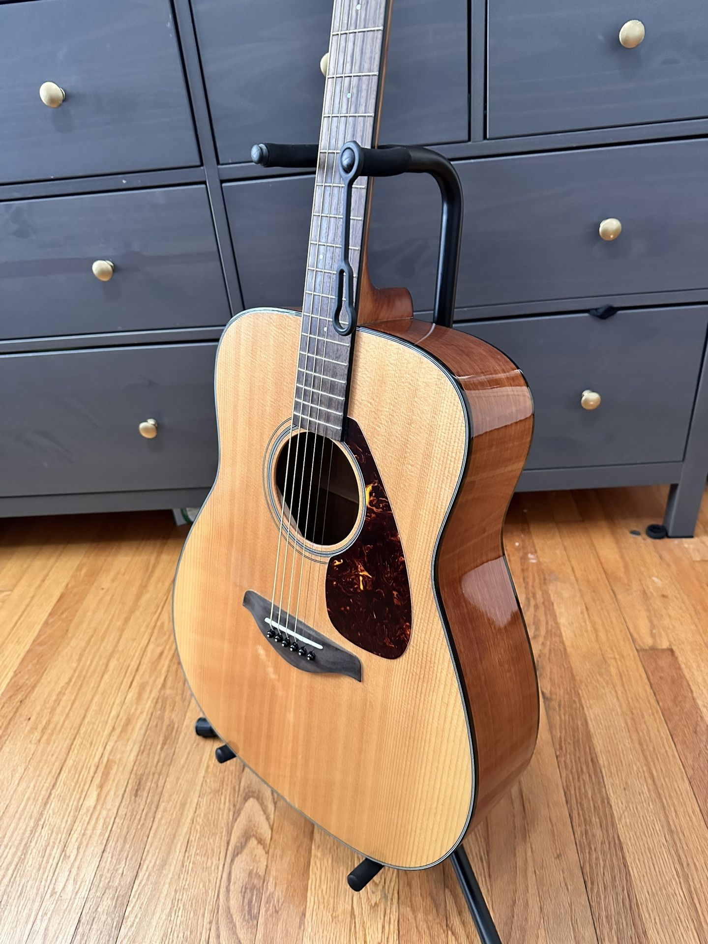 Yamaha FG700S Guitar And Stand